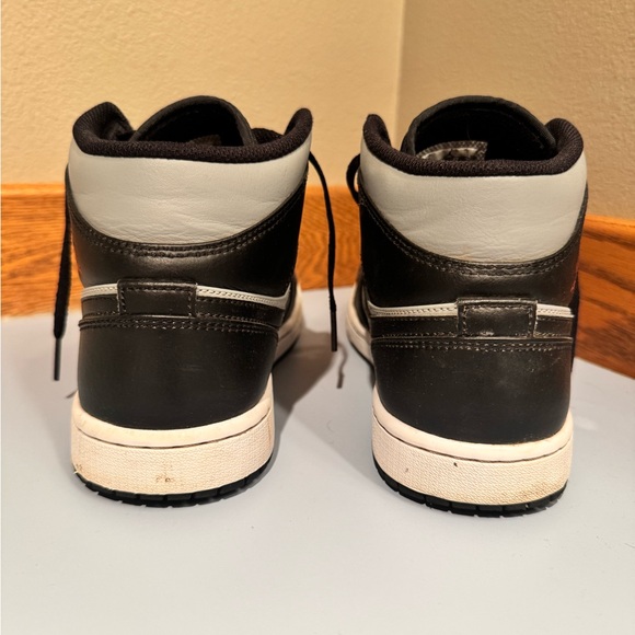 Jordan 1 Mids men’s 8.5 - Picture 2 of 9